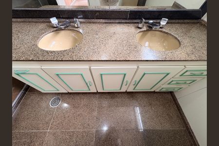 Apartamento à venda com 290m², 3 quartos e 4 vagasBanheiro da suíte 2