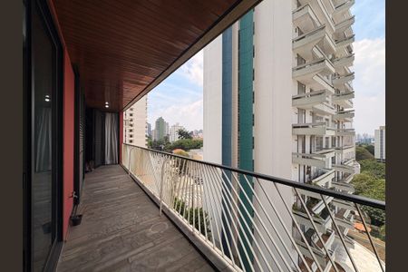 Apartamento à venda com 290m², 3 quartos e 4 vagasSacada entre sala de estar e suítes 