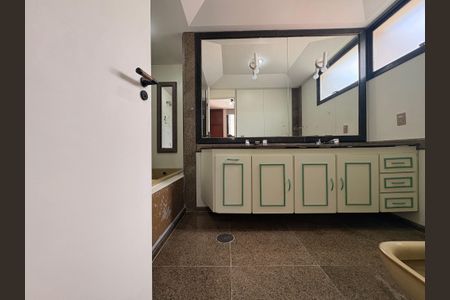 Apartamento à venda com 290m², 3 quartos e 4 vagasBanheiro da suíte 2