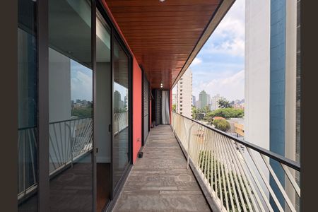 Apartamento à venda com 290m², 3 quartos e 4 vagasSacada entre sala de estar e suítes 