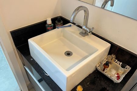 Banheiro de kitnet/studio para alugar com 1 quarto, 47m² em Gonzaga, Santos