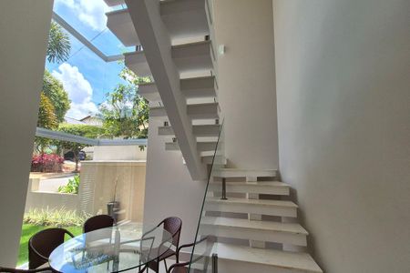 Casa de condomínio à venda com 249m², 3 quartos e 4 vagasEscada 