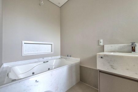 Casa de condomínio à venda com 249m², 3 quartos e 4 vagasBanheiro da Suíte 1