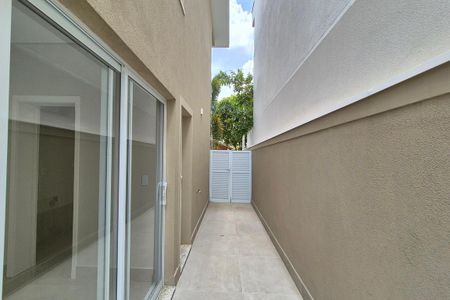 Casa de condomínio à venda com 249m², 3 quartos e 4 vagasCorredor 