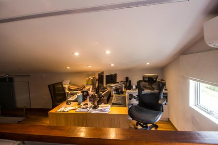 Casa de condomínio à venda com 160m², 3 quartos e 2 vagasEscritório