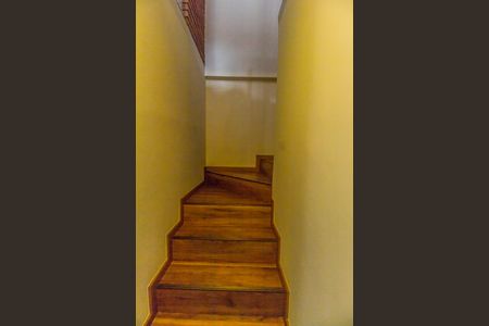 Casa de condomínio à venda com 160m², 3 quartos e 2 vagasEscada