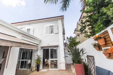 Casa de condomínio à venda com 160m², 3 quartos e 2 vagasQuintal