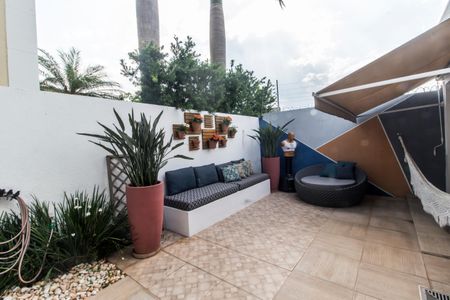 Casa de condomínio à venda com 160m², 3 quartos e 2 vagasQuintal