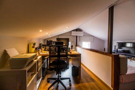 Casa de condomínio à venda com 160m², 3 quartos e 2 vagasEscritório