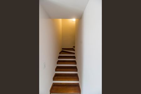 Casa de condomínio à venda com 160m², 3 quartos e 2 vagasEscada