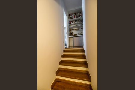 Casa de condomínio à venda com 160m², 3 quartos e 2 vagasEscada