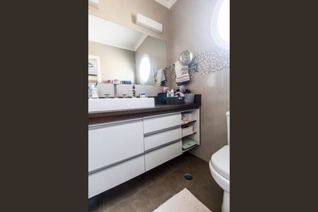 Casa de condomínio à venda com 160m², 3 quartos e 2 vagasBanheiro da Suíte