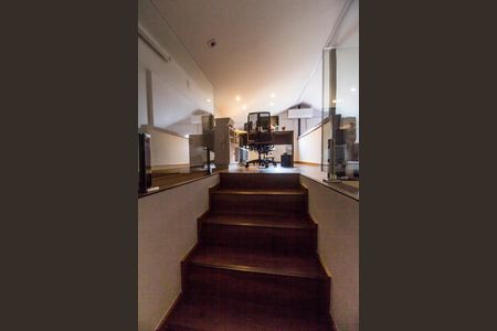 Casa de condomínio à venda com 160m², 3 quartos e 2 vagasEscada