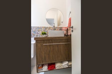 Casa de condomínio à venda com 160m², 3 quartos e 2 vagasLavabo