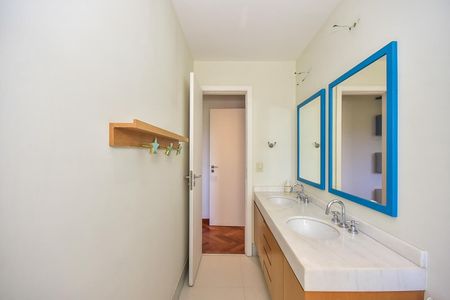 Apartamento à venda com 207m², 3 quartos e 4 vagasBanheiro Suíte 1