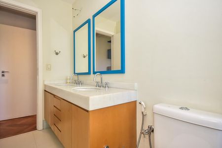 Apartamento à venda com 207m², 3 quartos e 4 vagasBanheiro Suíte 1