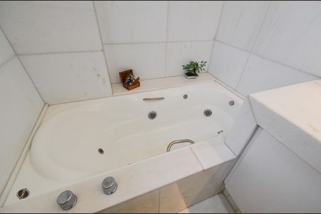 Apartamento à venda com 171m², 4 quartos e 3 vagasBanheiro Suíte 2