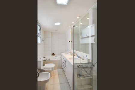 Apartamento à venda com 171m², 4 quartos e 3 vagasBanheiro Suíte 2