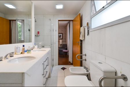 Apartamento à venda com 171m², 4 quartos e 3 vagasBanheiro Suíte 2