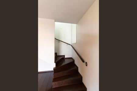 Casa para alugar com 232m², 4 quartos e 4 vagasEscada