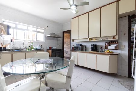 Casa para alugar com 232m², 4 quartos e 4 vagasCozinha 