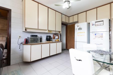 Casa para alugar com 232m², 4 quartos e 4 vagasCozinha 