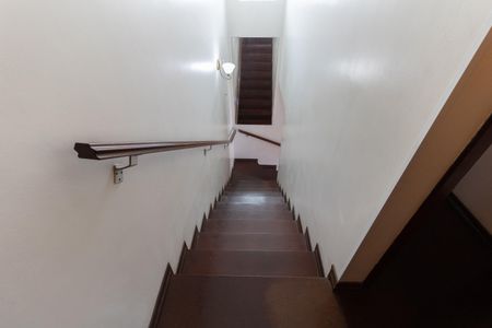 Casa para alugar com 232m², 4 quartos e 4 vagasEscada