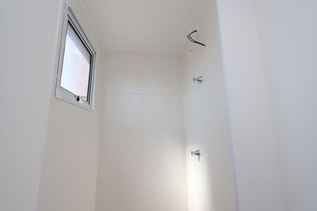 Banheiro de kitnet/studio para alugar com 1 quarto, 20m² em Vila Ema, São Paulo