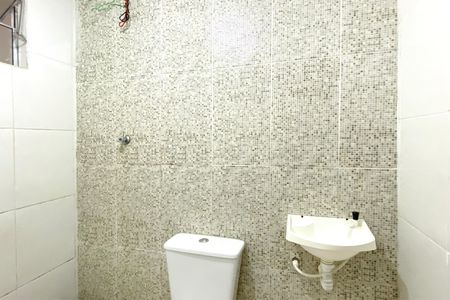 Banheiro de kitnet/studio para alugar com 1 quarto, 20m² em Ana Lúcia, Belo Horizonte