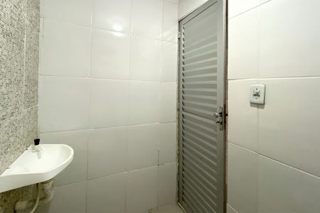 Banheiro de kitnet/studio para alugar com 1 quarto, 20m² em Ana Lúcia, Belo Horizonte