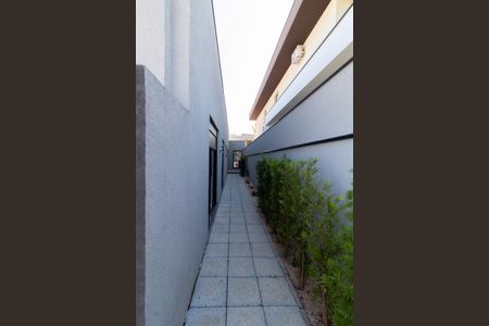 Casa de condomínio à venda com 253m², 3 quartos e 4 vagasÁREA EXTERNA CORREDOR LATERAL