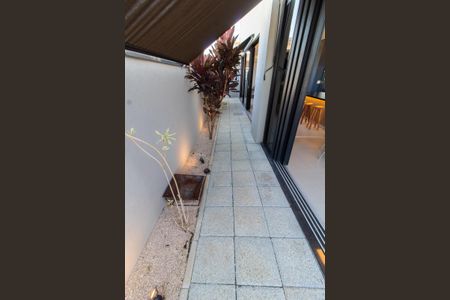 Casa de condomínio à venda com 253m², 3 quartos e 4 vagasÁREA EXTERNA CORREDOR LATERAL