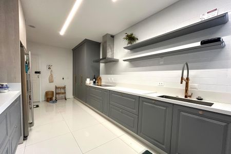 Casa para alugar com 550m², 4 quartos e 4 vagasCozinha 