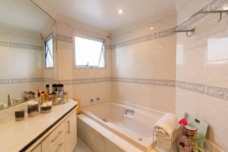 Apartamento à venda com 190m², 3 quartos e 4 vagasBanheiro Suíte 2