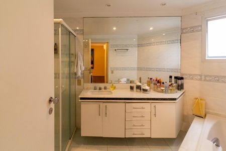 Apartamento à venda com 190m², 3 quartos e 4 vagasBanheiro Suíte 2