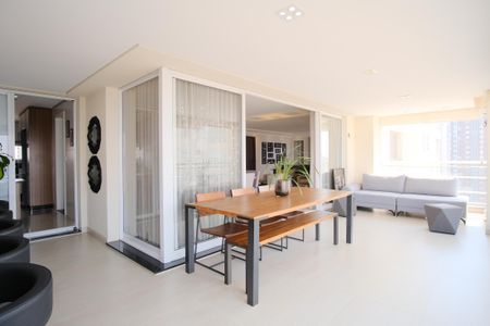 Apartamento à venda com 224m², 4 quartos e 4 vagasVaranda