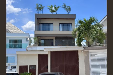 Casa de condomínio à venda com 350m², 4 quartos e 1 vaga Casa de condomínio à venda com 350m², 4 quartos e 1 vagaFachada