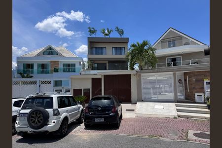 Casa de condomínio à venda com 350m², 4 quartos e 1 vaga Casa de condomínio à venda com 350m², 4 quartos e 1 vagaFachada