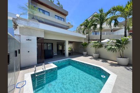 Casa de condomínio à venda com 350m², 4 quartos e 1 vaga Casa de condomínio à venda com 350m², 4 quartos e 1 vagaÁrea externa