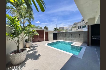 Casa de condomínio à venda com 350m², 4 quartos e 1 vaga Casa de condomínio à venda com 350m², 4 quartos e 1 vagaÁrea externa