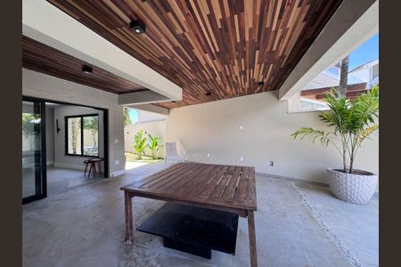 Casa de condomínio à venda com 350m², 4 quartos e 1 vaga Casa de condomínio à venda com 350m², 4 quartos e 1 vagaÁrea externa