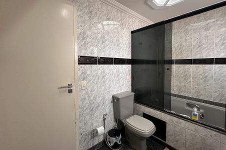 Apartamento à venda com 240m², 4 quartos e 3 vagas Apartamento à venda com 240m², 4 quartos e 3 vagasBanheiro da Suíte 1