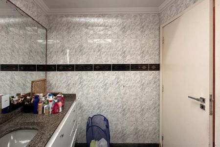 Apartamento à venda com 240m², 4 quartos e 3 vagas Apartamento à venda com 240m², 4 quartos e 3 vagasBanheiro da Suíte 1