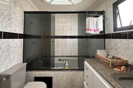 Apartamento à venda com 240m², 4 quartos e 3 vagas Apartamento à venda com 240m², 4 quartos e 3 vagasBanheiro da Suíte 1