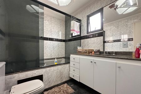 Apartamento à venda com 240m², 4 quartos e 3 vagas Apartamento à venda com 240m², 4 quartos e 3 vagasBanheiro da Suíte 1