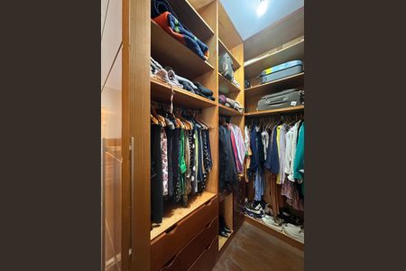 Apartamento à venda com 240m², 4 quartos e 3 vagas Apartamento à venda com 240m², 4 quartos e 3 vagasCloset da suíte 1