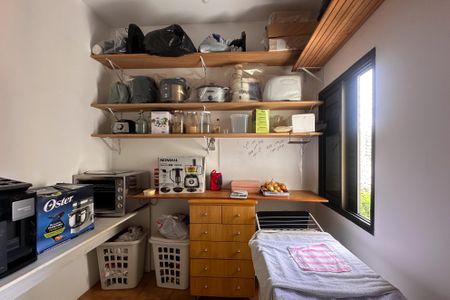 Apartamento à venda com 240m², 4 quartos e 3 vagas Apartamento à venda com 240m², 4 quartos e 3 vagasQuarto de Serviço