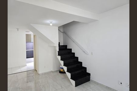 Sala de casa de condomínio para alugar com 2 quartos, 54m² em Jardim Nova Cidade, Guarulhos