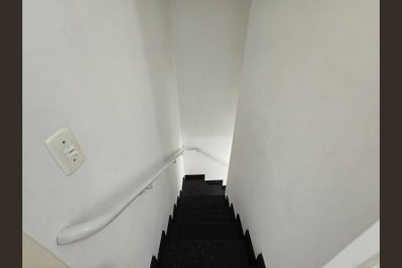 Escada de casa de condomínio para alugar com 2 quartos, 54m² em Jardim Nova Cidade, Guarulhos