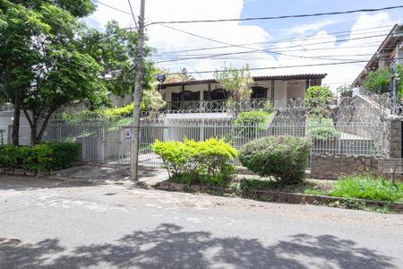 Casa para alugar com 487m², 5 quartos e 6 vagasFachada